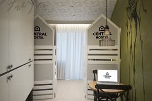 Хостел Central Hostel. Место в общем 4-местном номере Green 3